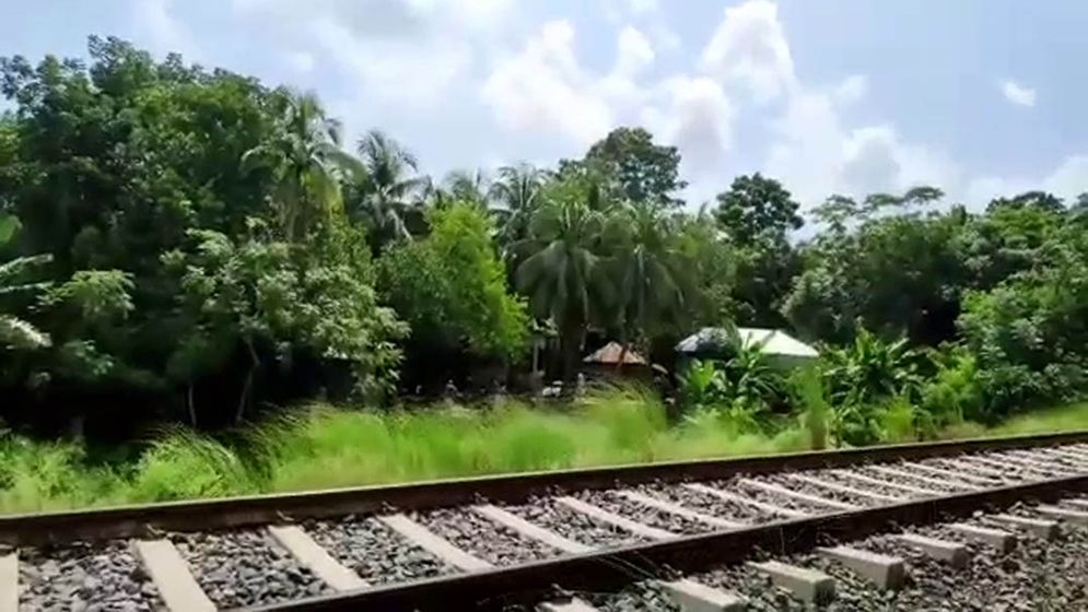 চাঁপাইনবাবগঞ্জে ট্রেনে কাটা পড়ে কলেজছাত্রীর মৃত্যু