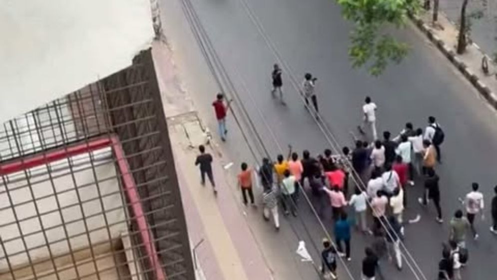 শাহবাগে নিষিদ্ধ ছাত্রলীগের ঝটিকা মিছিল, ককটেল বিস্ফোরণ