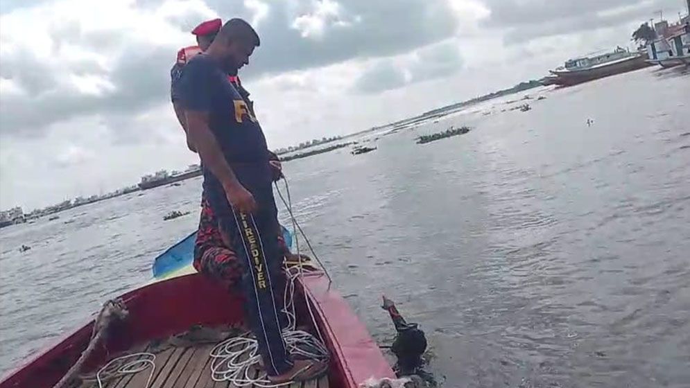 মুন্সীগঞ্জ লঞ্চঘাটে পা পিছলে ধলেশ্বরী নদীতে পড়ে নিখোঁজ ১