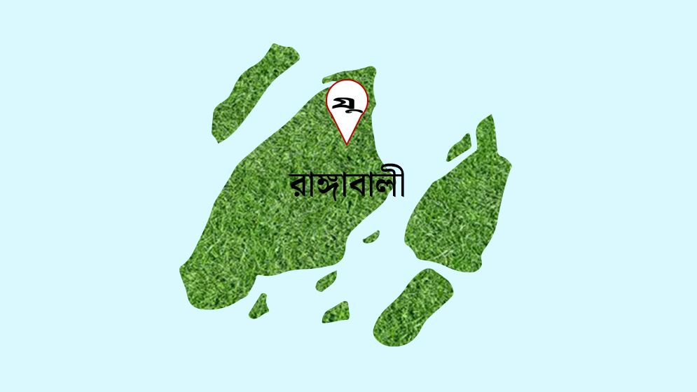 সাগরে মাছভর্তি ট্রলারডুবি, প্রাণে বেঁচে গেলেন ১২ জেলে