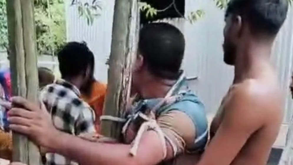 সুদের টাকা না পেয়ে গাছে বেঁধে ব্যবসায়ীকে নির্যাতন