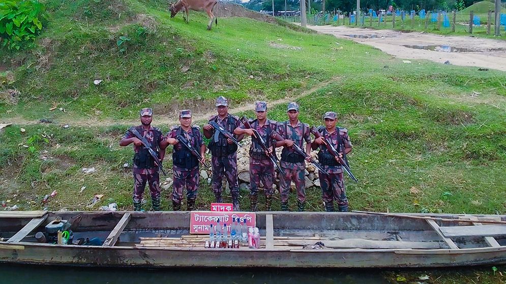 নিলাদ্রীতে নৌকায় করে পর্যটকদের কাছে বিদেশি মদ-বিয়ার বিক্রি