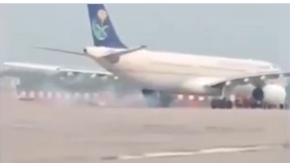 ভারতে হজ যাত্রীবাহী উড়োজাহাজের চাকায় ত্রুটি, দেখা গেছে ধোঁয়া ও স্ফুলিঙ্গ