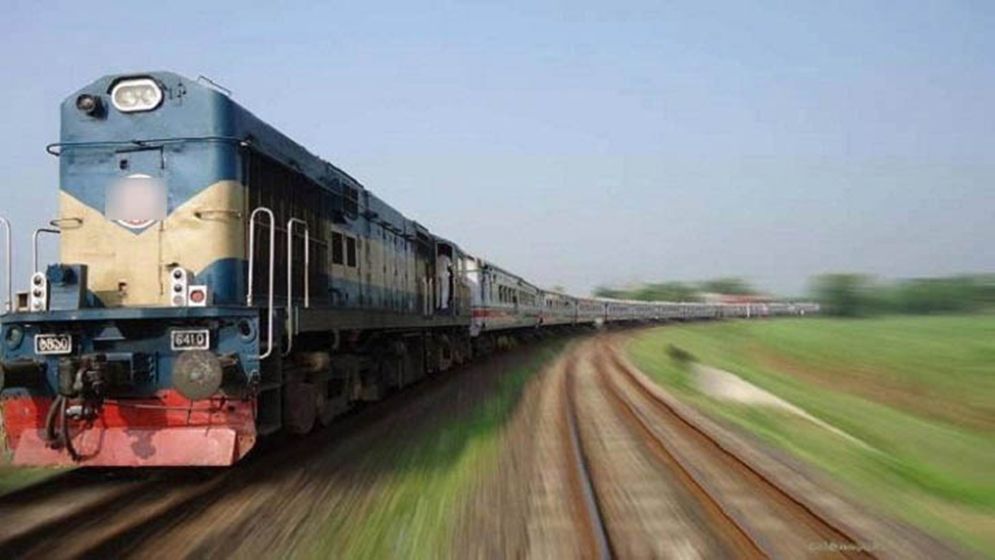 চলন্ত ট্রেনের ছাদ থেকে পড়ে কিশোর আহত, পা বিচ্ছিন্ন