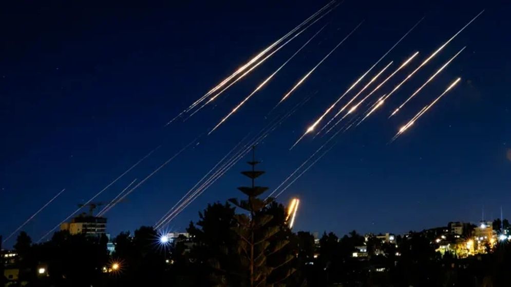 ইসরাইলের আকাশে মুহুর্মুহু বিস্ফোরণের শব্দ, বাজছে বিমান হামলার সাইরেন