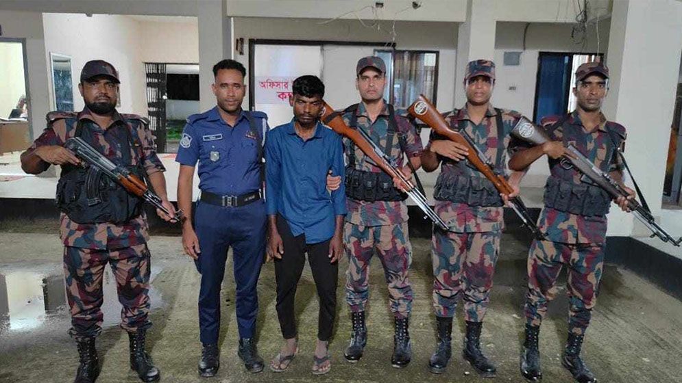 অনুপ্রবেশের দায়ে মদসহ ভারতীয় যুবক আটক