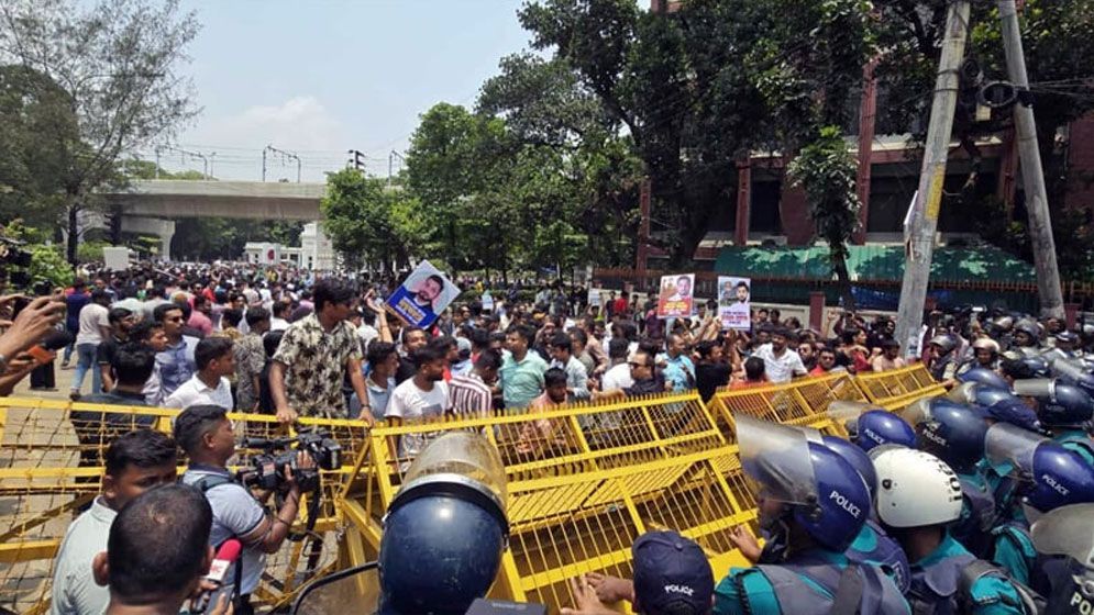 ক্রাউড কন্ট্রোলের চেয়ে ক্রাউড ম্যানজমেন্ট শ্রেয়