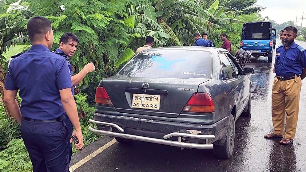 প্রাইভেটকার থামিয়ে অস্ত্রের মুখে ৫৫ লাখ টাকা ছিনতাই