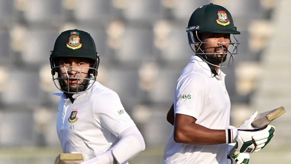 শান্ত-মুশফিকের ব্যাটে আশা দেখছে বাংলাদেশ