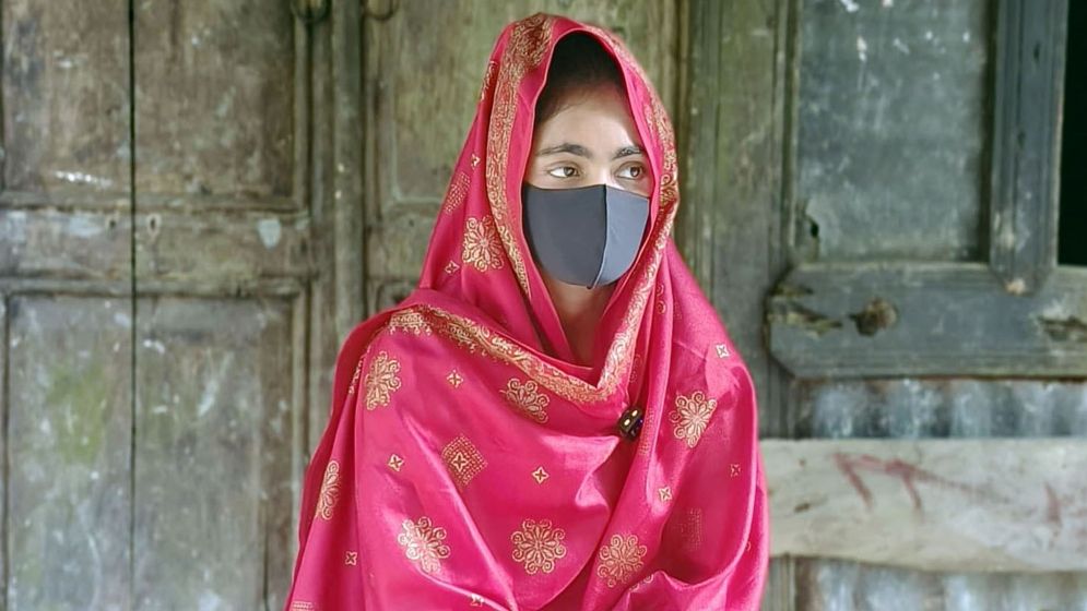 স্ত্রীর স্বীকৃতি দাবিতে প্রবাসীর বাড়িতে তরুণীর অনশন