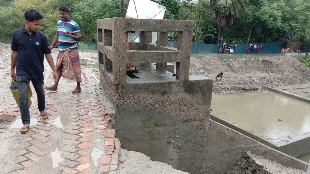 কয়রায় বেড়িবাঁধের স্লুইস গেটে ধস, আতঙ্কে এলাকাবাসী