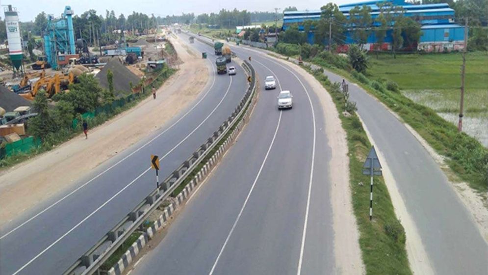 মহাসড়কে পুলিশ দেখে অস্ত্র ও গুলি ফেলে পালাল সন্ত্রাসী