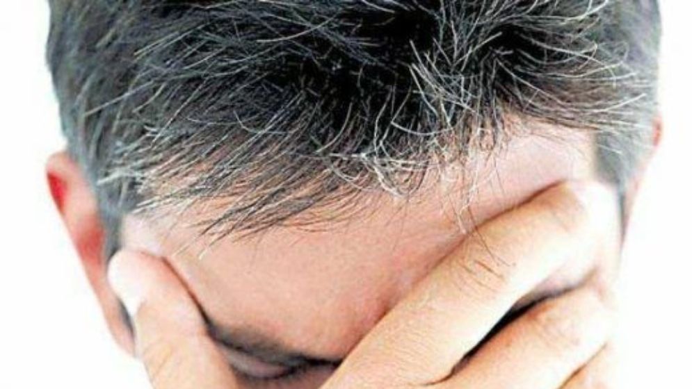 অকালে পাকছে চুল, ঘরোয়া টোটকায় সহজ সমাধান