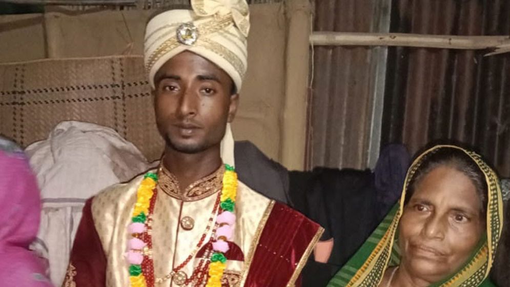 ভারতের সীমান্তে ঝুলছে বাংলাদেশি যুবকের মরদেহ