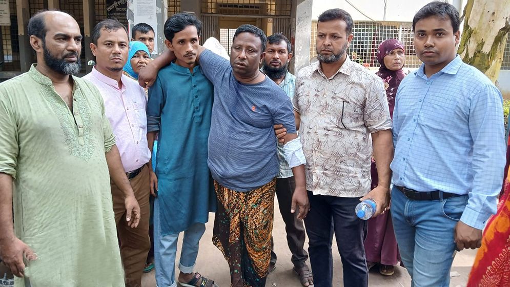 ছাদ থেকে পৌর কর্মচারীকে ফেলে দেওয়ার অভিযোগ