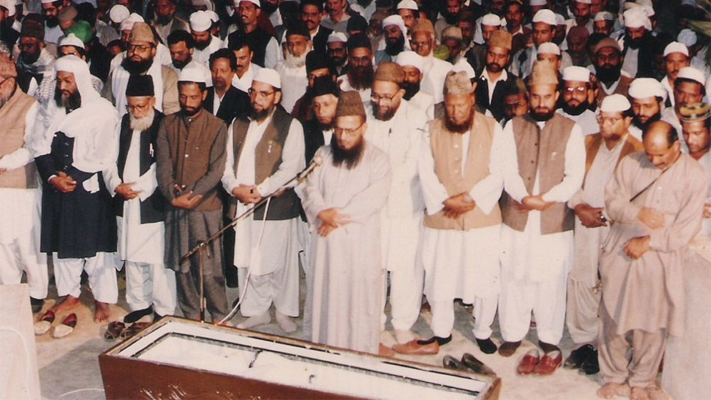 জানাজার নামাজে তিন কাতার করা জরুরি?