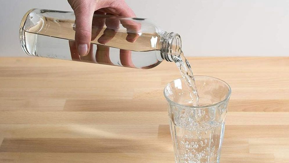 মদের বোতলে পানি পান করা জায়েজ?