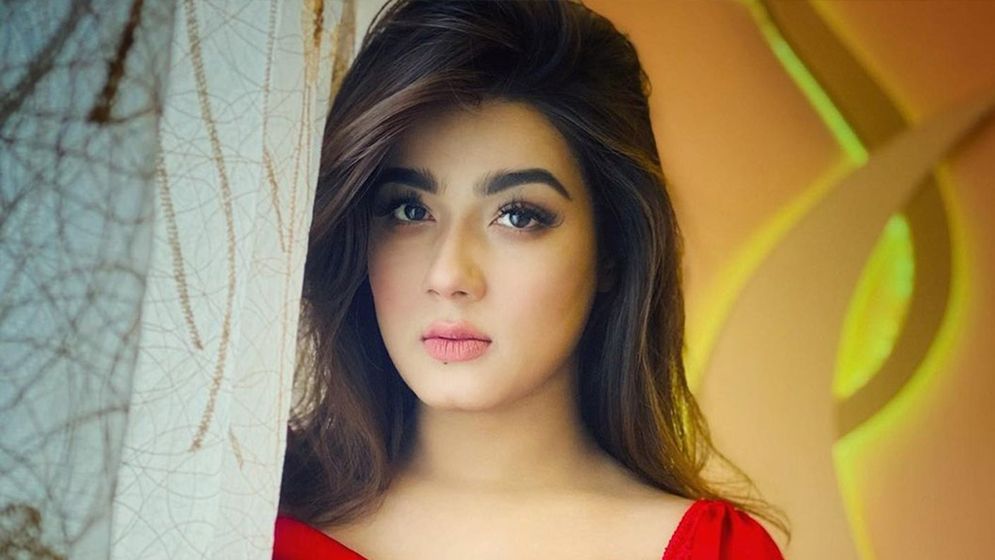 দেশ ছাড়লেন নায়িকা মাহিয়া মাহি