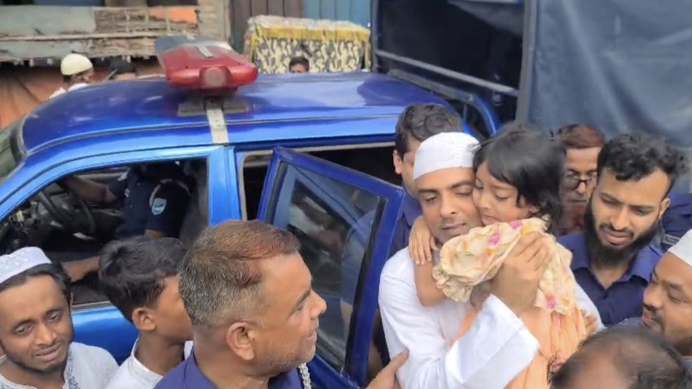 প্যারোলে মুক্তি পেয়ে মায়ের জানাজায় অংশ নিলেন যুবলীগ নেতা