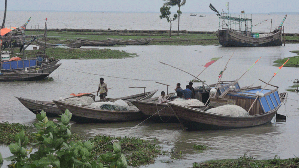 উত্তাল সাগরে ঝুঁকি নিয়ে ইলিশ খুঁজে জেলেরা হতাশ