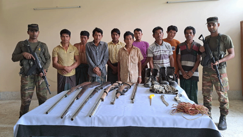 বান্দরবানে সেনাবাহিনীর সাঁড়াশি অভিযানে অস্ত্রসহ জেএসএসের ৯ সদস্য আটক