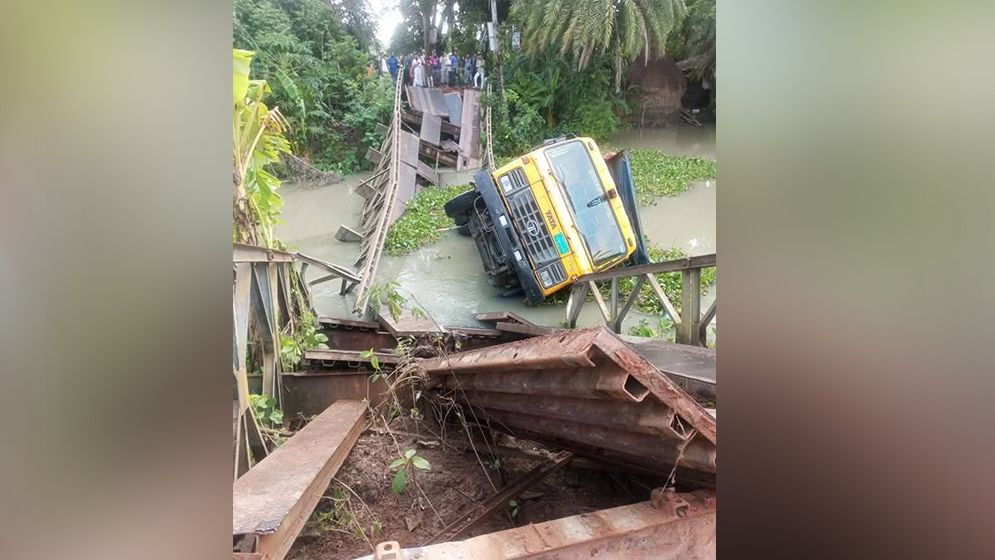 বেইলি ব্রিজ ভেঙে খালে কয়লা বোঝাই ট্রাক