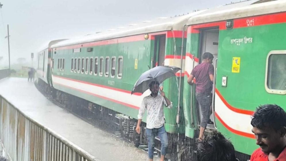 ট্রেনে উঠতে গিয়ে পা পিছলে পড়ে গিয়ে প্রাণ গেল ২ জনের