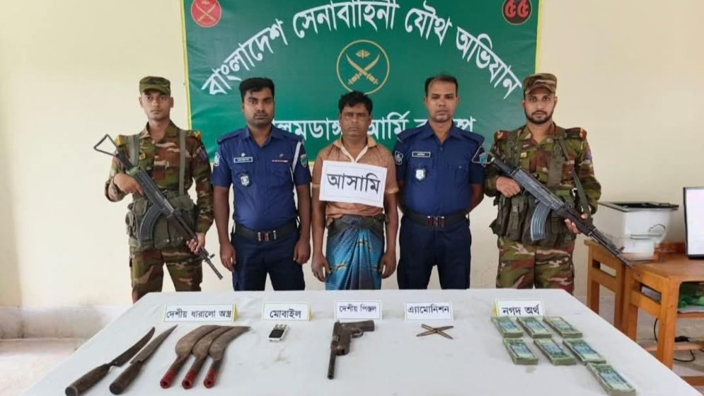 বিদেশি পিস্তল গুলি ও নগদ টাকাসহ সন্ত্রাসী জাদু আটক
