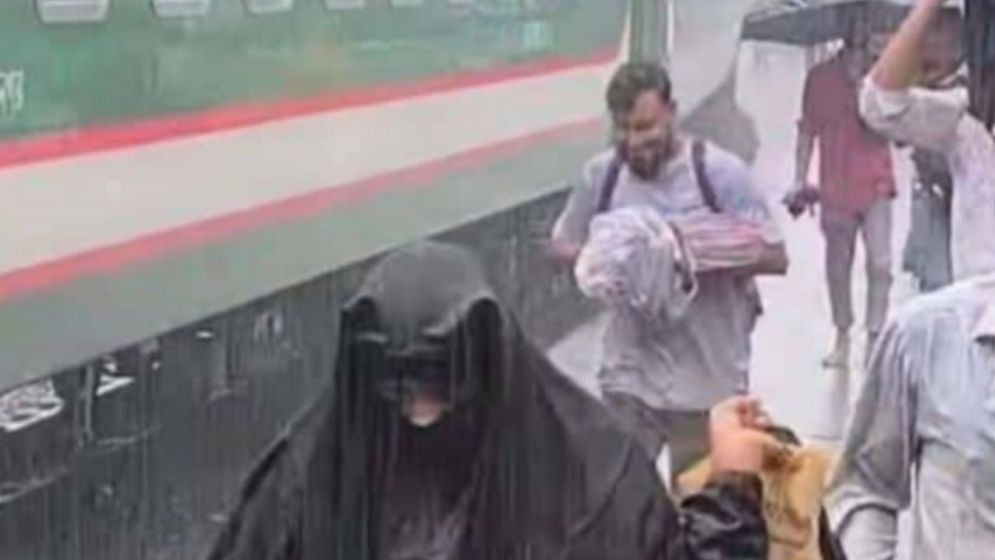 লালপুরে ছাউনি নেই বাইপাস স্টেশনে, দুর্ভোগে যাত্রীরা