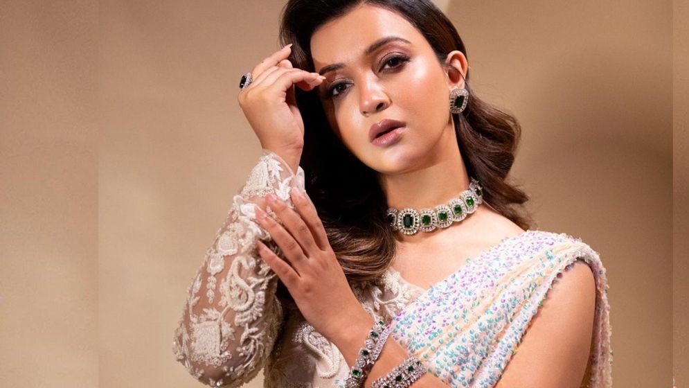 শাড়িতে আবেদনময়ী কৌশানি