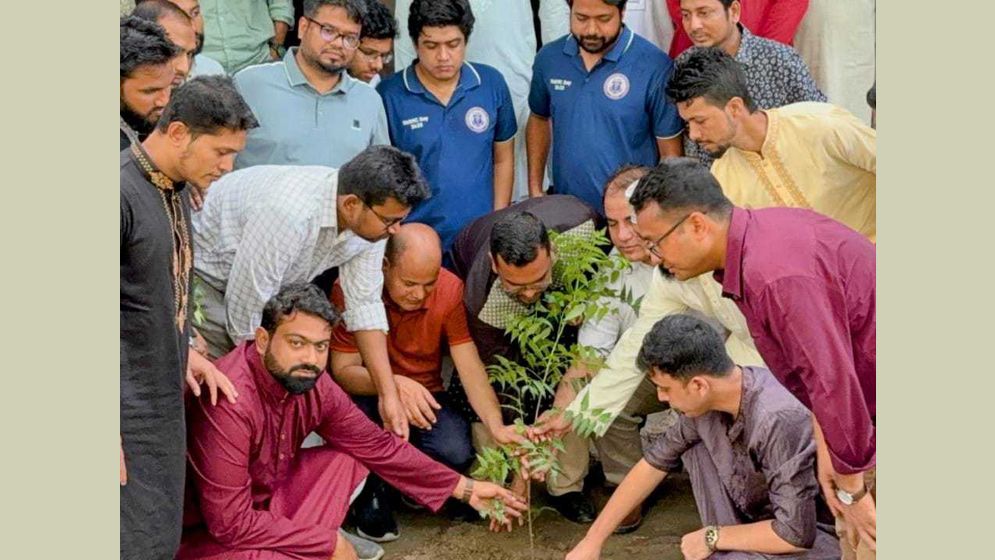 বাংলাদেশ মেডিকেল বিশ্ববিদ্যালয় প্রাঙ্গণে ৪৪ নিম গাছ রোপণ ছাত্রদলের