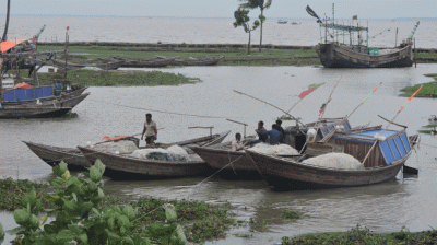 উত্তাল সাগরে ঝুঁকি নিয়ে ইলিশ খুঁজে জেলেরা হতাশ