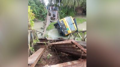 বেইলি ব্রিজ ভেঙে খালে কয়লা বোঝাই ট্রাক