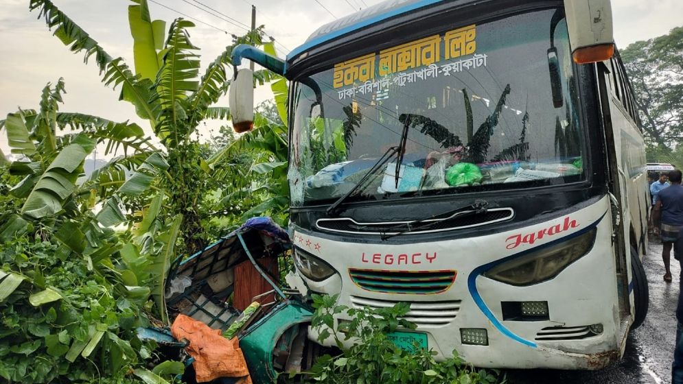 বাসচাপায় প্রাণ গেল ইজিবাইকের তিন যাত্রীর