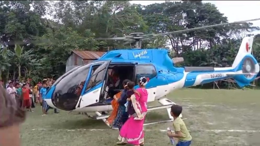 মা-বাবার ইচ্ছাপূরণে হেলিকপ্টারে চড়ে প্রবাসীর বিয়ে