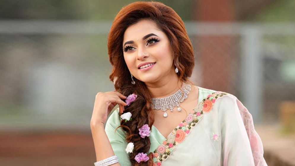 গান নিয়ে ইউরোপ ভ্রমনে লিজা