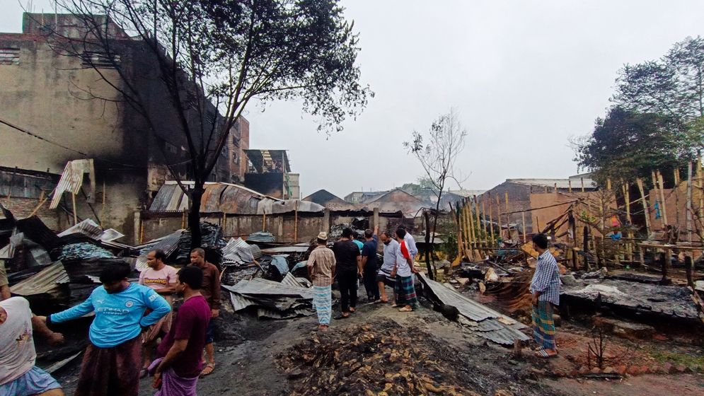 ২ ঘণ্টা পর হাজারীবাগের তিন ট্যানারি কারখানার আগুন নিয়ন্ত্রণে