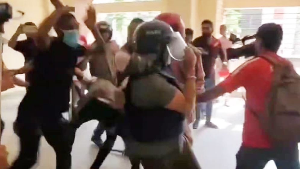 আদালত চত্বরে বহিষ্কৃত যুবলীগ নেতা মতিনকে ডিম নিক্ষেপ