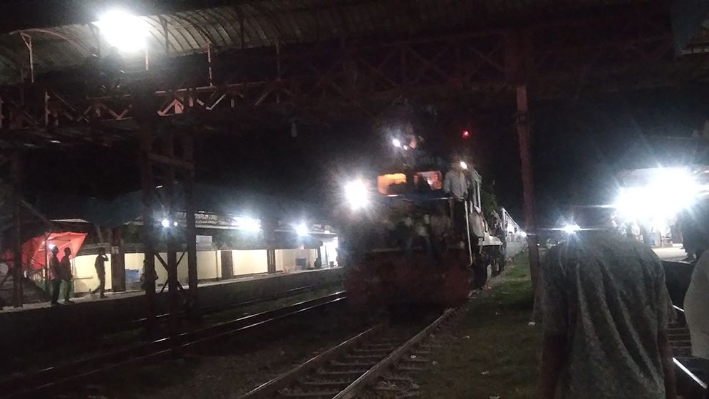 মোবাইল ফোনের আলোয় চলল ট্রেন