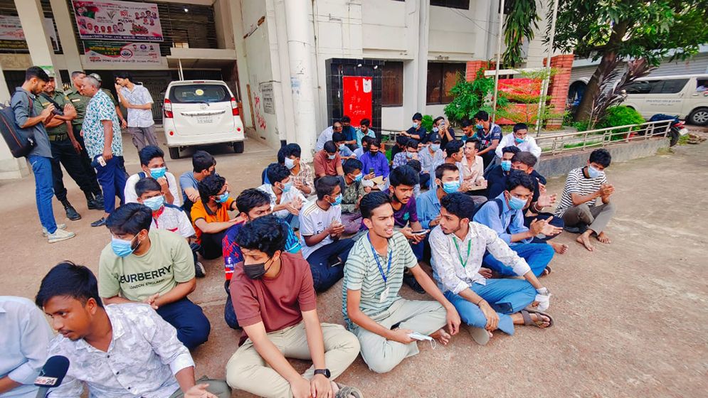 এইচএসসি পরীক্ষা পেছাতে ২৮ শিক্ষার্থীর বিক্ষোভ