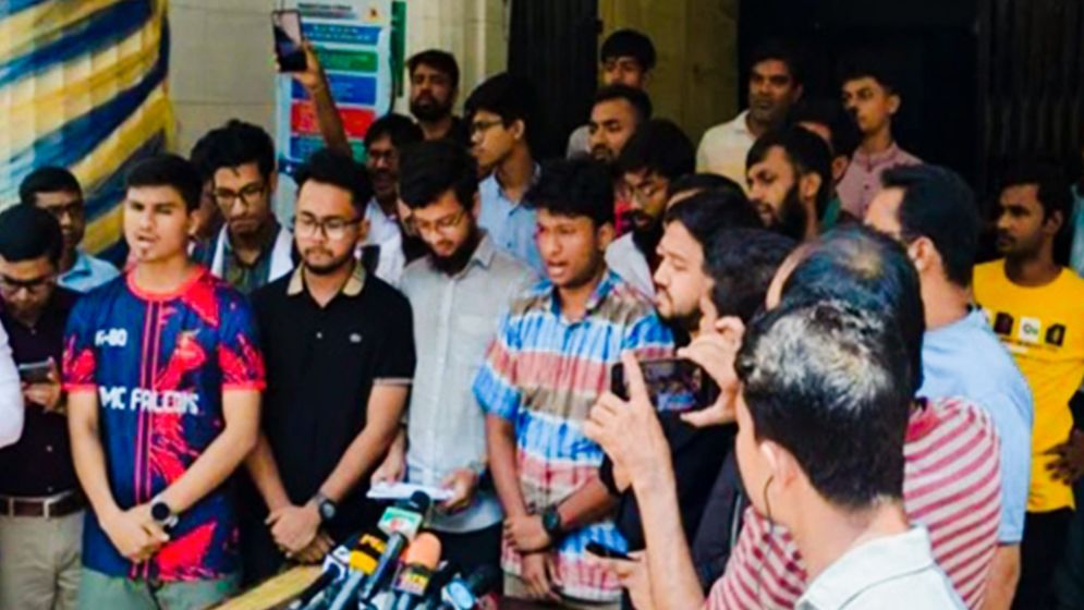 ৫ দফা দাবিতে অনড় ঢামেক শিক্ষার্থীরা, ২৪ ঘণ্টার আল্টিমেটাম