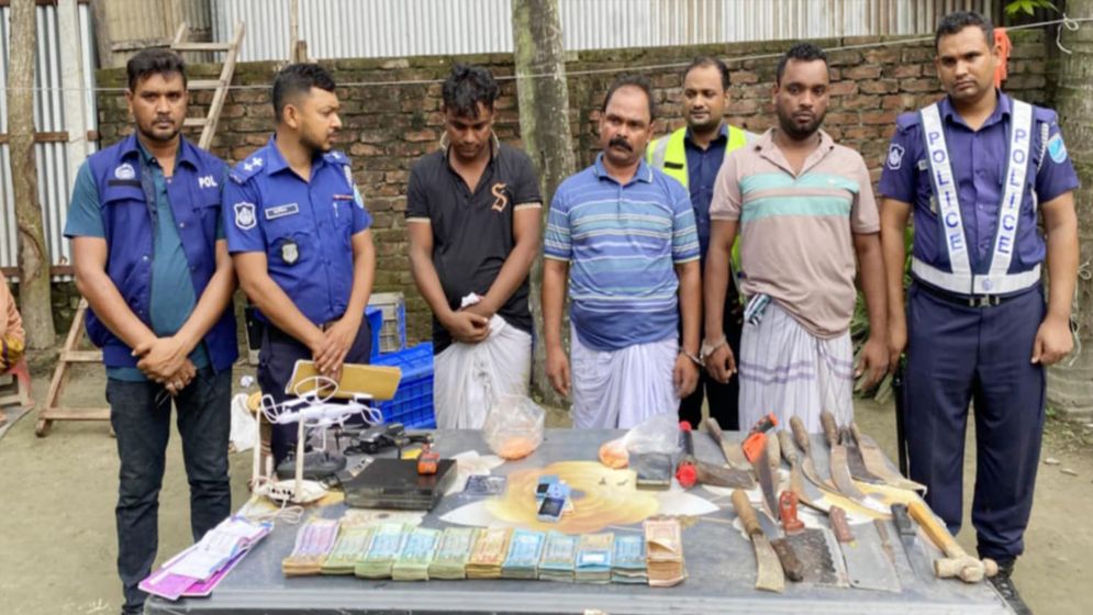 দোহারে ইয়াবা ও অস্ত্রসহ গ্রেফতার ৩