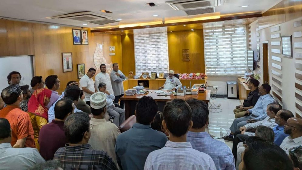 ফ্যাসিবাদের পৃষ্ঠপোষকতার অভিযোগে সাত দিনের আলটিমেটাম ঢাবি প্রো-ভিসিকে