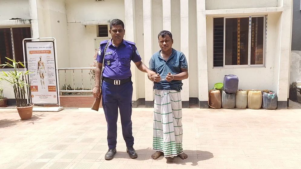 চুরি করতে গিয়ে যুবক আটক, গণধোলাই দিয়ে পুলিশে সোপর্দ