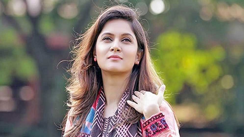ছবিতে ভাইরাল সৃজিতপত্নী মিথিলা, যা জানা গেল