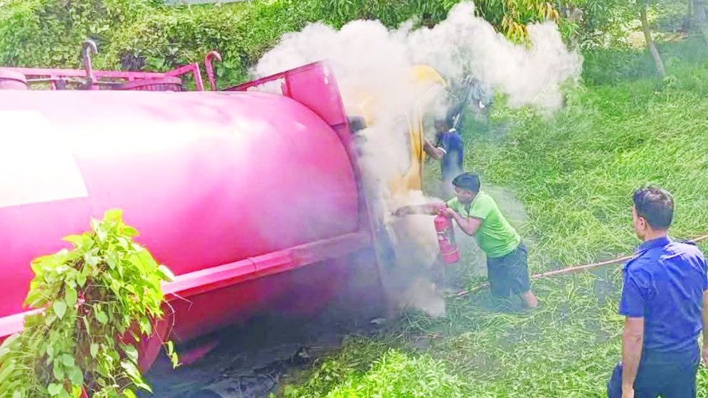 মীরসরাইয়ে লরির পেছনে ডাম্প ট্রাকের ধাক্কা, নিহত ২