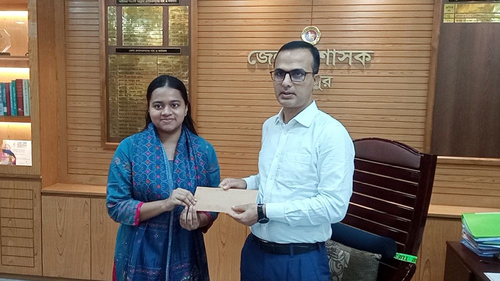 চাঁদপুরে ৩ শিক্ষার্থীর স্বপ্ন পূরণে ডিসির সহায়তা