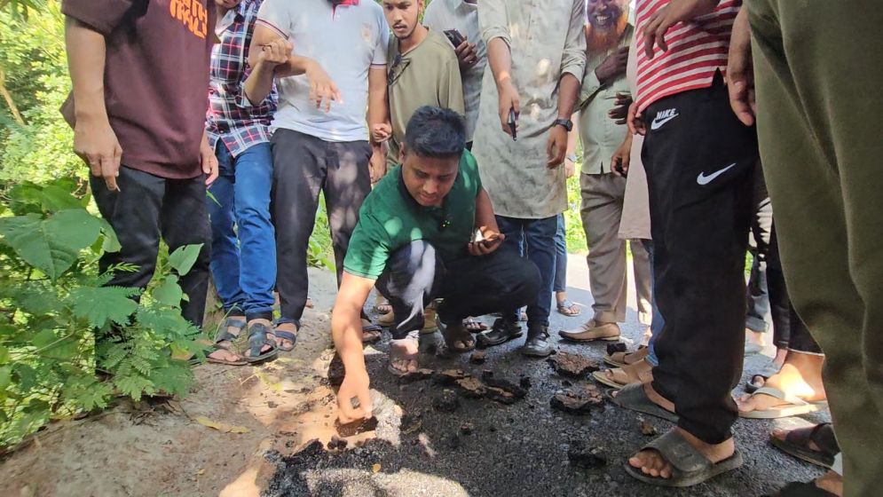 হাত দিতেই উঠে এলো কার্পেটিং, কাজ বন্ধ করে দিলেন হাসনাত আব্দুল্লাহ