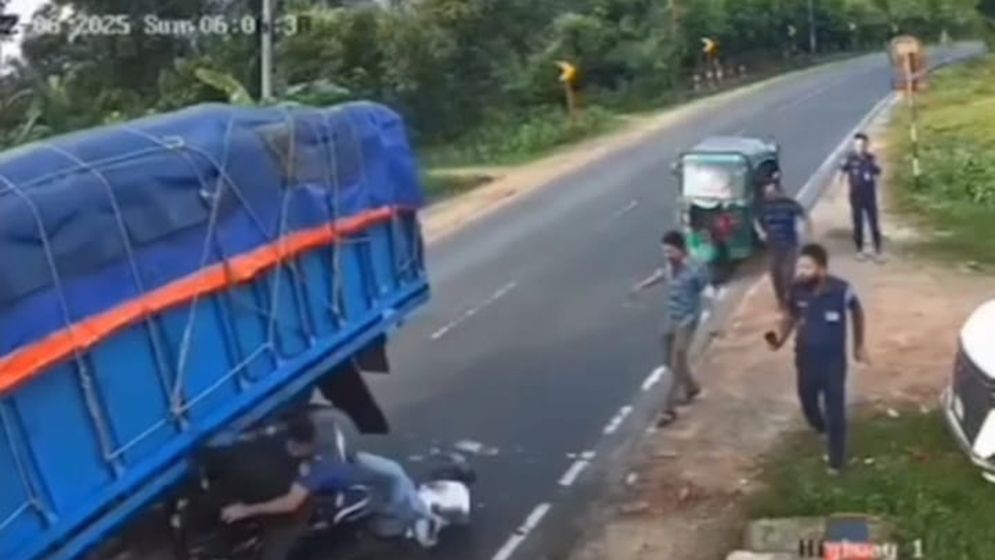 বাইক আরোহীকে ধাক্কা দিল পুলিশ, অতঃপর...