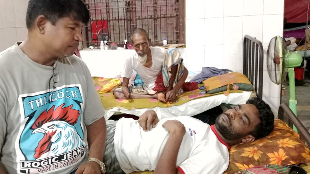 মাটিচাপা দেওয়া যুবককে জীবিত উদ্ধার